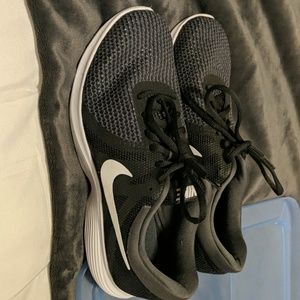 Black Nike Revolution 4